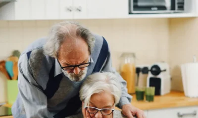 Casal de idosos analisando documentos de planejamento financeiro e previdência