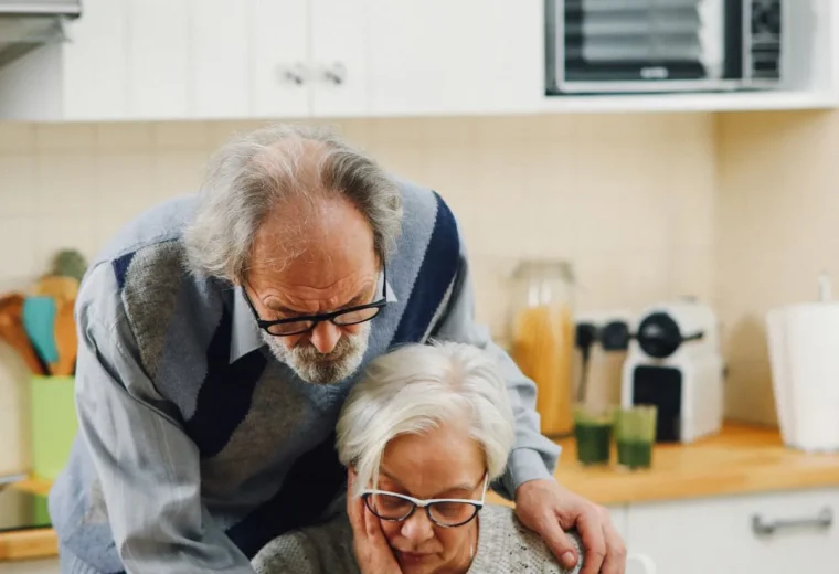 Casal de idosos analisando documentos de planejamento financeiro e previdência