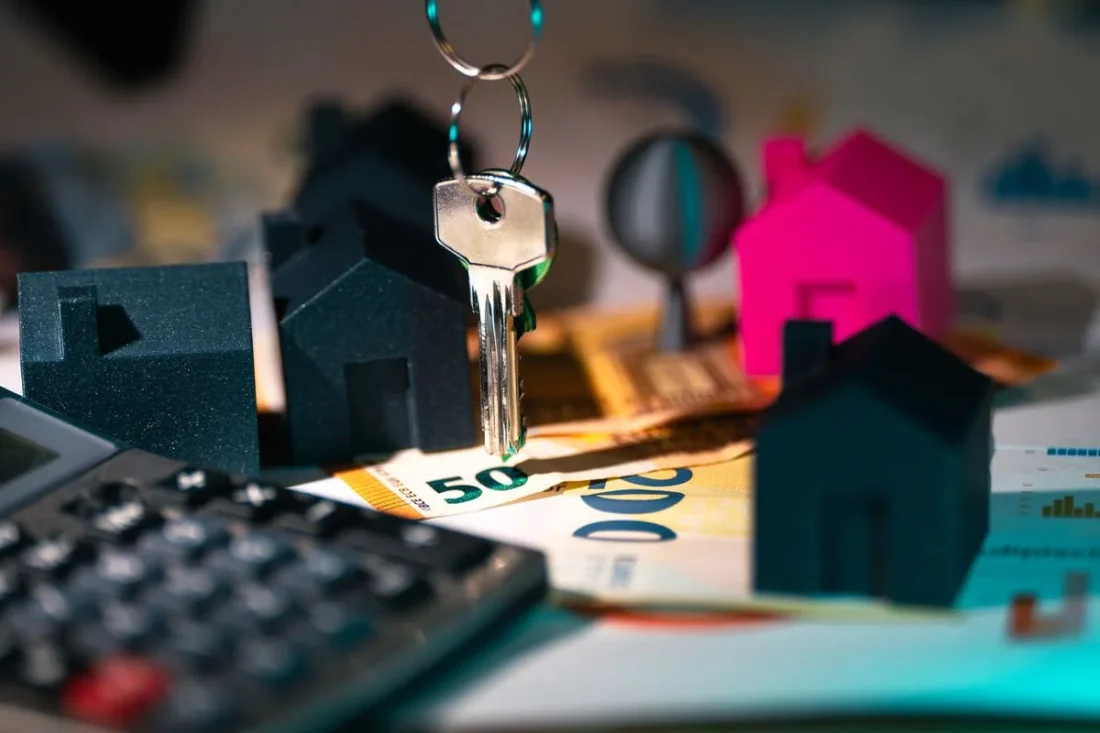 Chaves e casas em miniatura representando financiamento imobiliário Chaves e casas em miniatura representando financiamento imobiliário