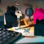 Chaves e casas em miniatura representando financiamento imobiliário