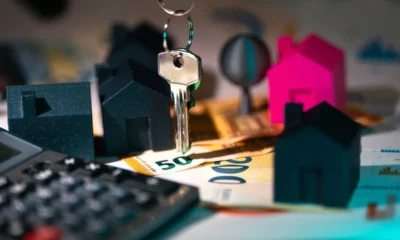 Chaves e casas em miniatura representando financiamento imobiliário